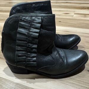 Betsey Johnson Sealia Black Leather Ruffle Ankle Booties Women’s 7